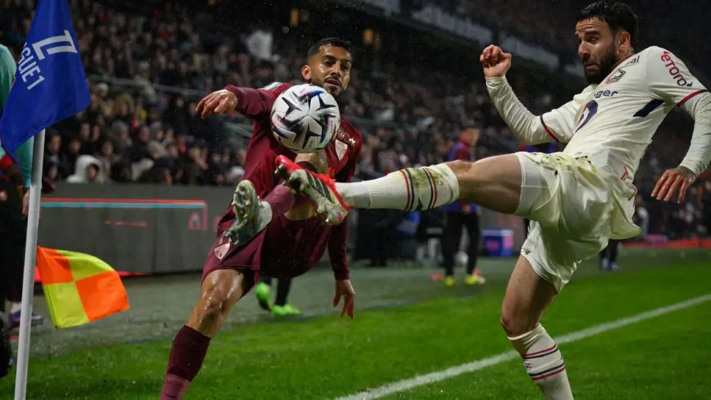 Calvin Verdonk bersama Lille menghadapi Aston Villa di Liga Europa.