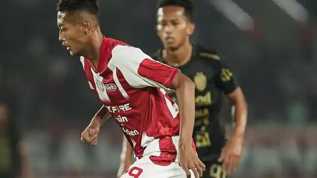 Aksi-Rifqi-Ray-dalam-laga-Persis-Solo-vs-Bali-United-scorepost