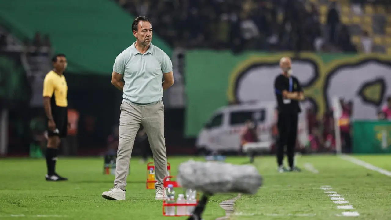 Jean-Paul van Gastel memberi instruksi kepada pemain PSIM Yogyakarta di BRI Super League 2025/2026