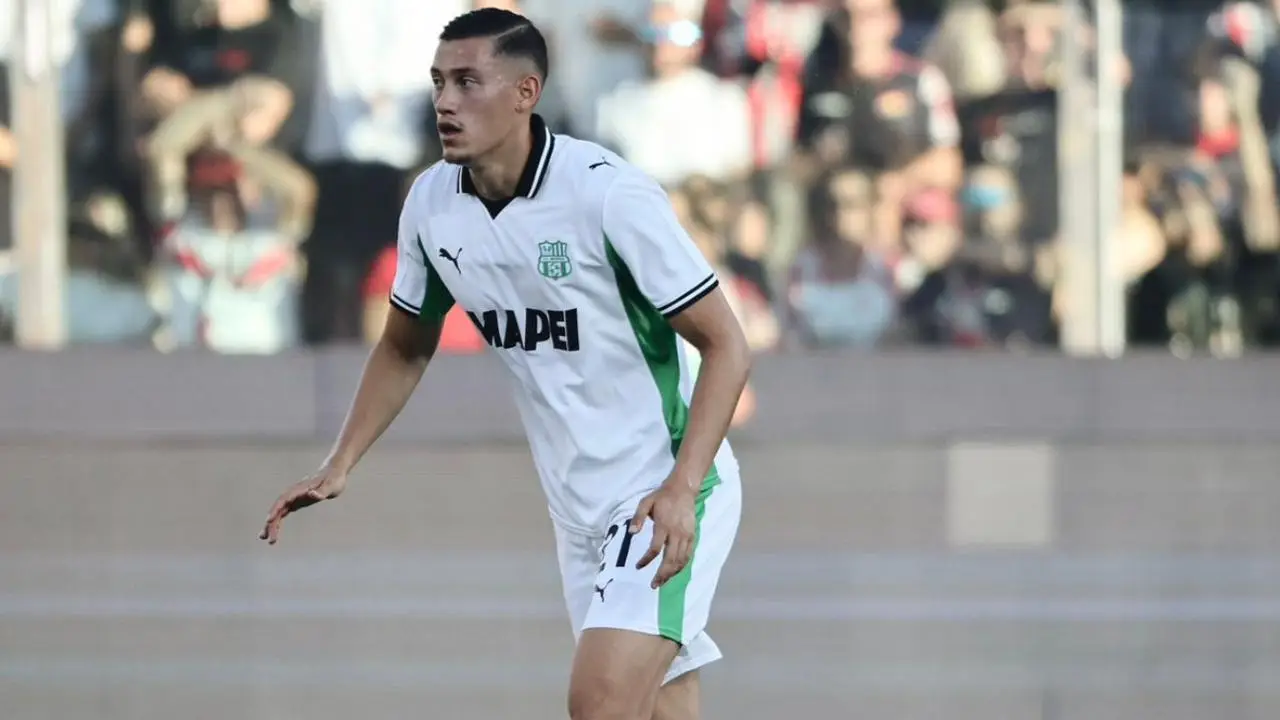 Jay Idzes tampil bertahan saat Sassuolo menghadapi Udinese di Serie A 2025/2026