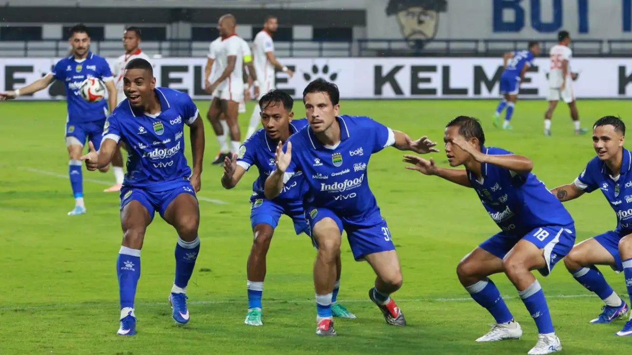 Persib Bandung bermain di Stadion GBLA dengan dukungan penuh Bobotoh saat ACL Two 2026