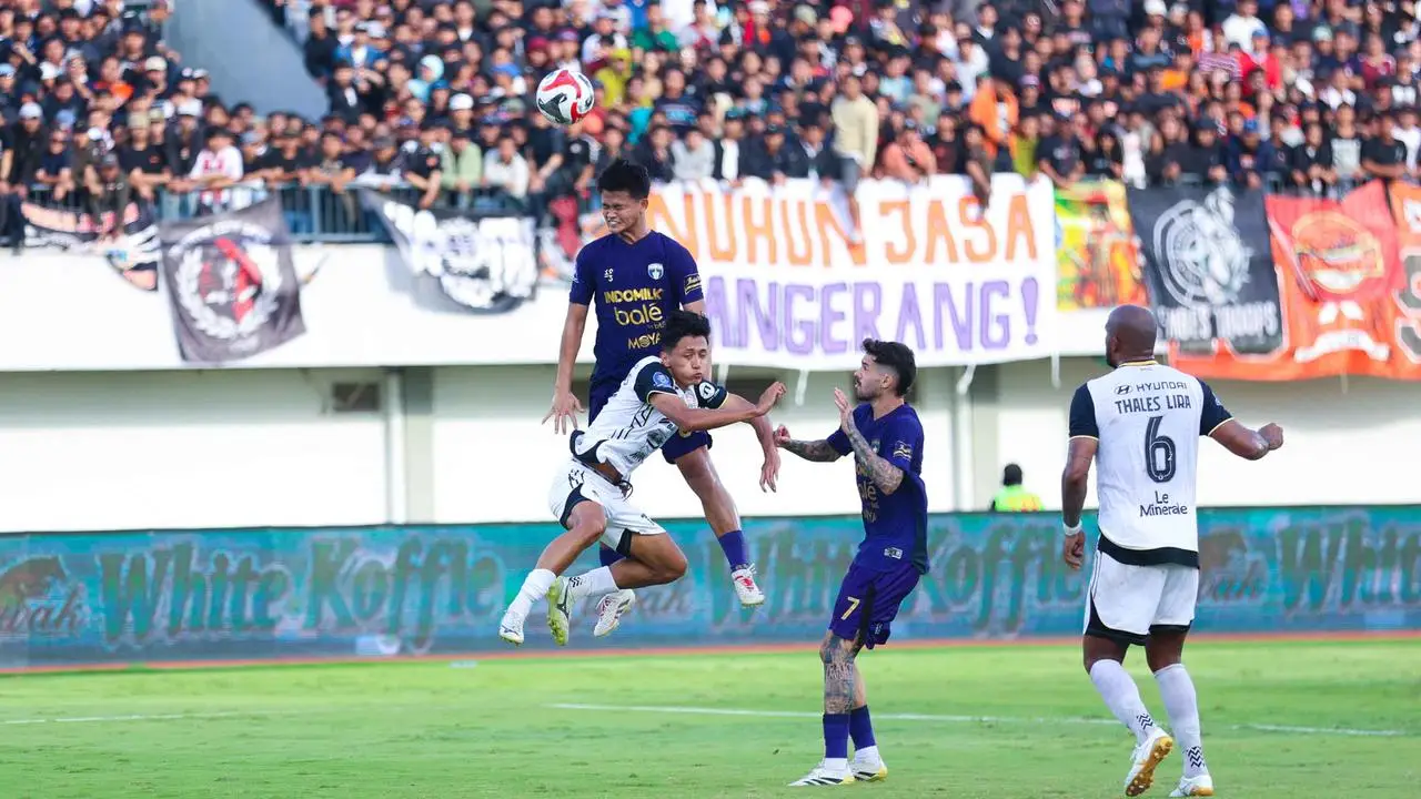 Carlos Pena memberikan instruksi kepada pemain Persita Tangerang di BRI Super League