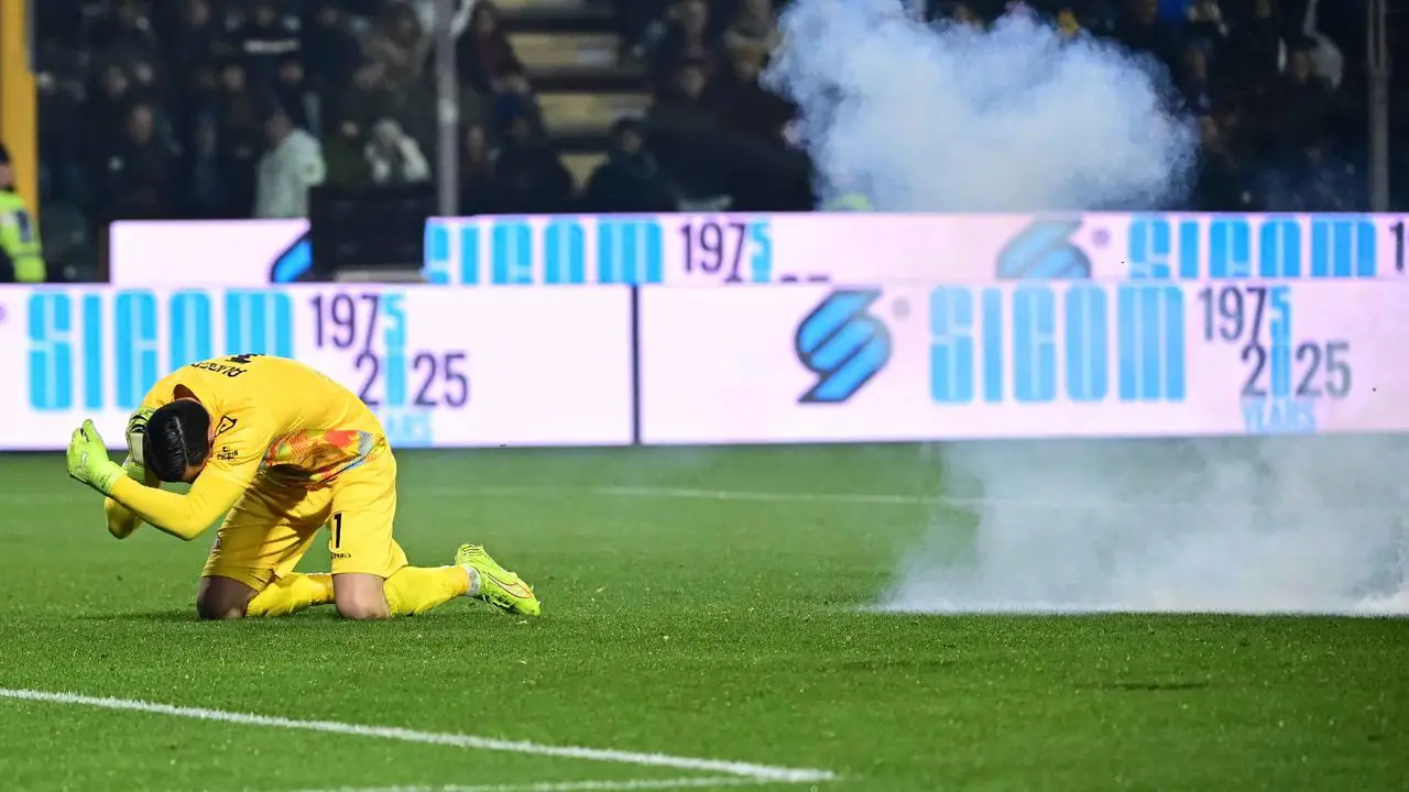 Emil Audero mendapat perawatan medis setelah insiden kembang api di laga Cremonese vs Inter Milan Serie A 2026