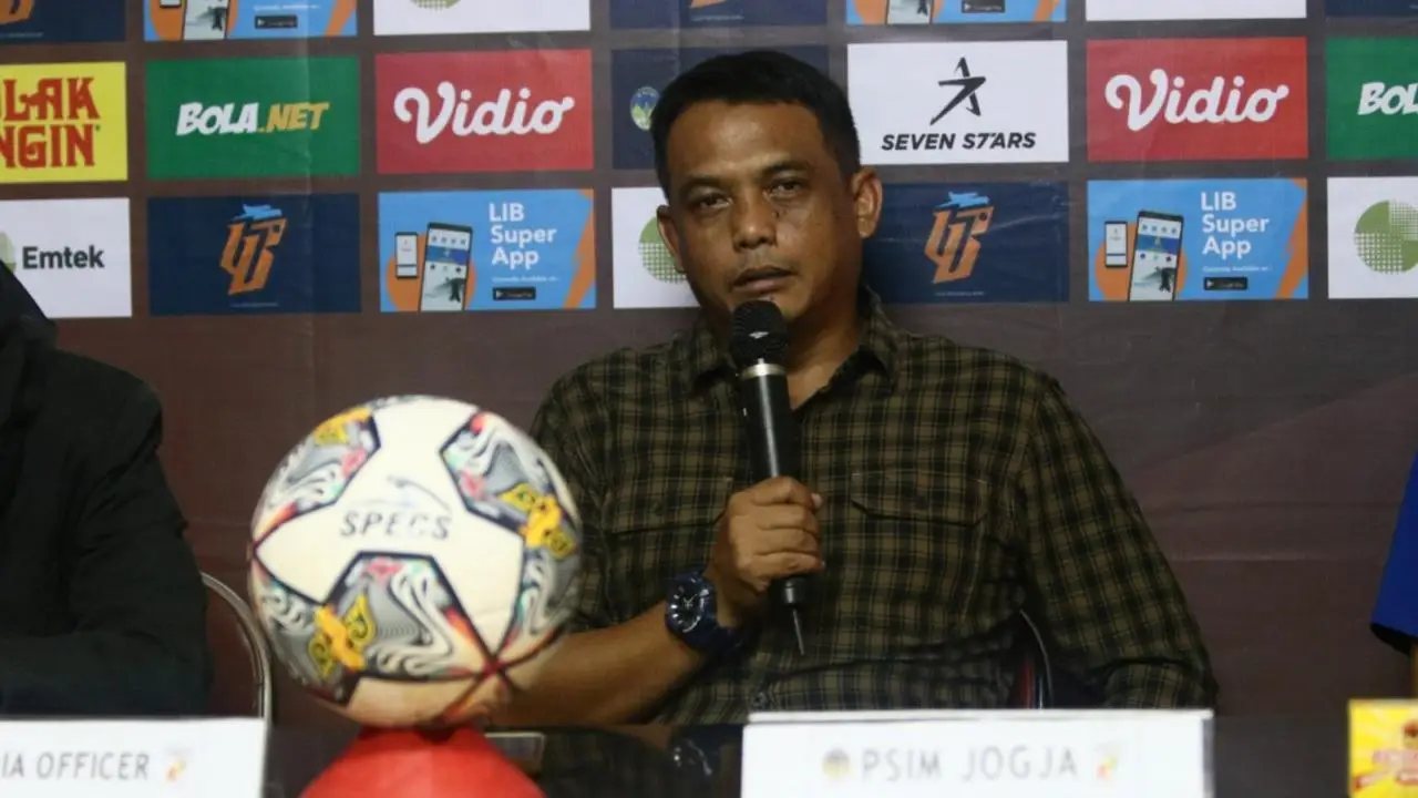 Erwan Hendarwanto saat memimpin latihan PSIM Yogyakarta di BRI Super League 2026