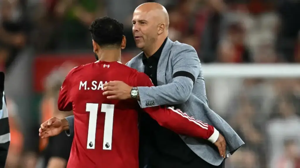 Mohamed Salah dan Arne Slot di pinggir lapangan Liverpool