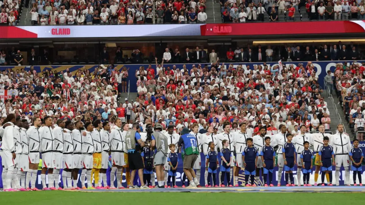 Pengamanan ketat aparat kepolisian di sekitar markas latihan Timnas Inggris selama Piala Dunia 2026 di Kansas City.