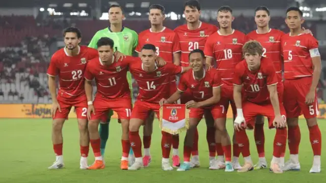Pemain Timnas Indonesia merayakan kemenangan bersama suporter Garuda di stadion.